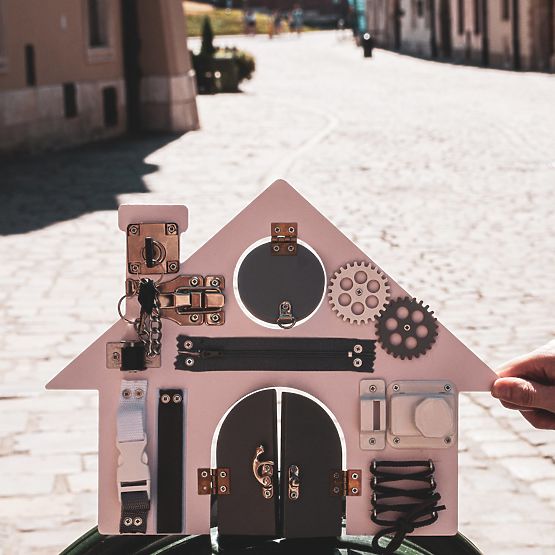 Activity board - Domček - ružovo-šedý