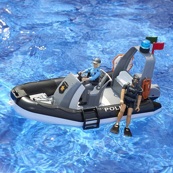 Bruder RAM Policajné auto s člnom a dvoma figúrkami