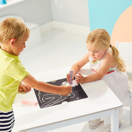 Detský stolček Crafty 2v1 + 2 stoličky