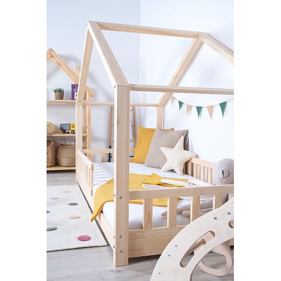 Domčeková posteľ so zábranou Leola Hip - prírodná