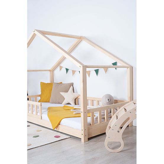 Domčeková posteľ so zábranou Leola Hip - prírodná