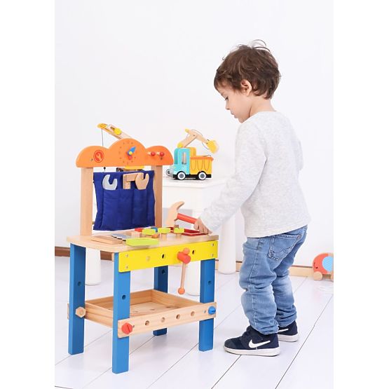 Drevená dielňa s množstvom náradia