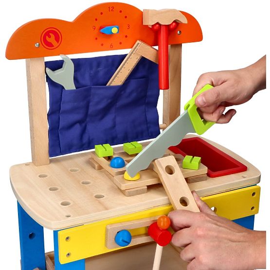 Drevená dielňa s množstvom náradia