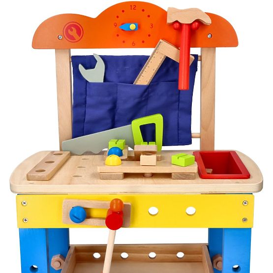 Drevená dielňa s množstvom náradia