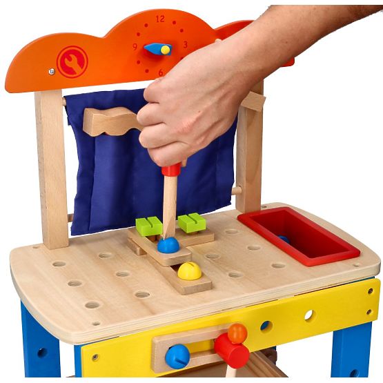 Drevená dielňa s množstvom náradia