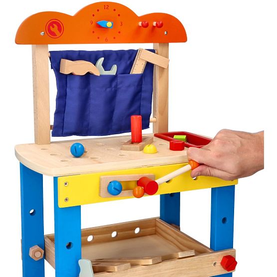 Drevená dielňa s množstvom náradia