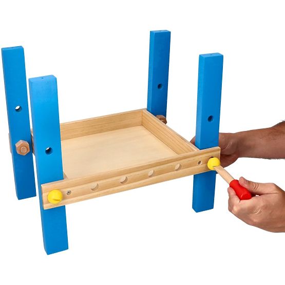 Drevená dielňa s množstvom náradia