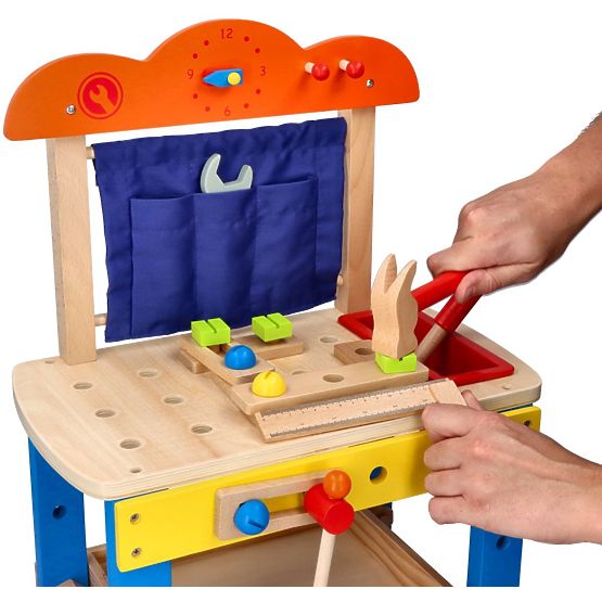 Drevená dielňa s množstvom náradia