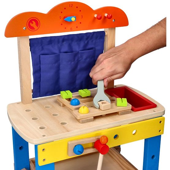 Drevená dielňa s množstvom náradia