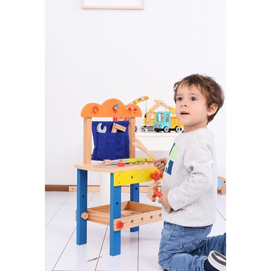 Drevená dielňa s množstvom náradia