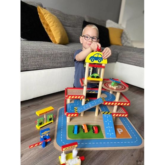 Drevená garáž Tomi s výťahom, autíčkami a helikoptérou