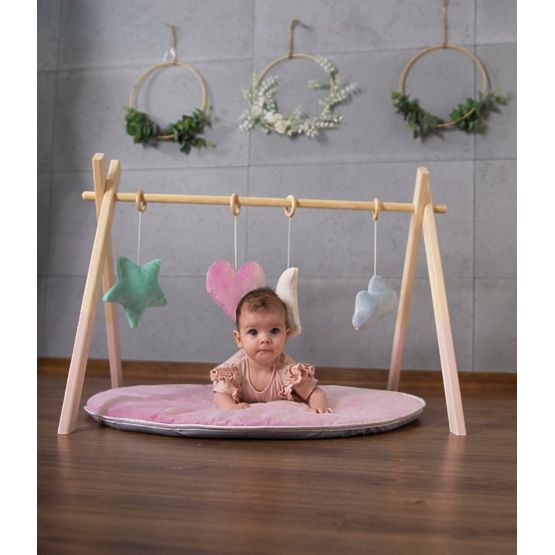 Drevená hrazdička Skanda + hracia podložka - púdrová rúž