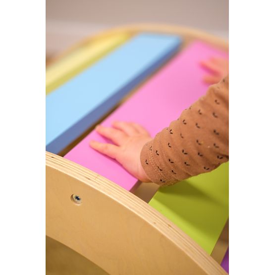 Drevená montessori hojdačka - dúhová