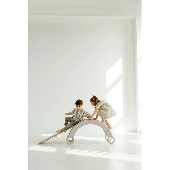 Drevená Montessori hojdačka so šmykľavkou/lezeckou stenou M - biela