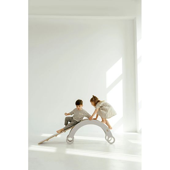 Drevená Montessori hojdačka so šmykľavkou/rebríkom M - biela