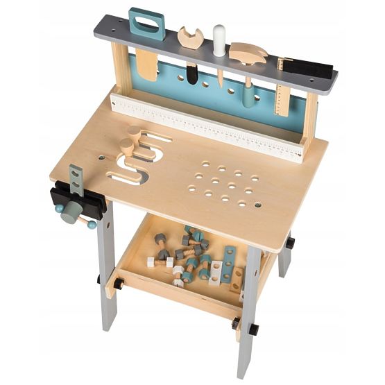 Drevená pracovná dielňa s náradím