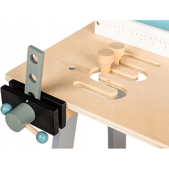 Drevená pracovná dielňa s náradím