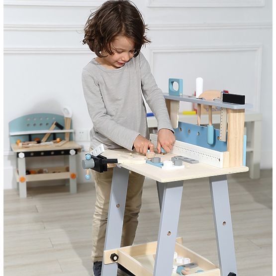 Drevená pracovná dielňa s náradím