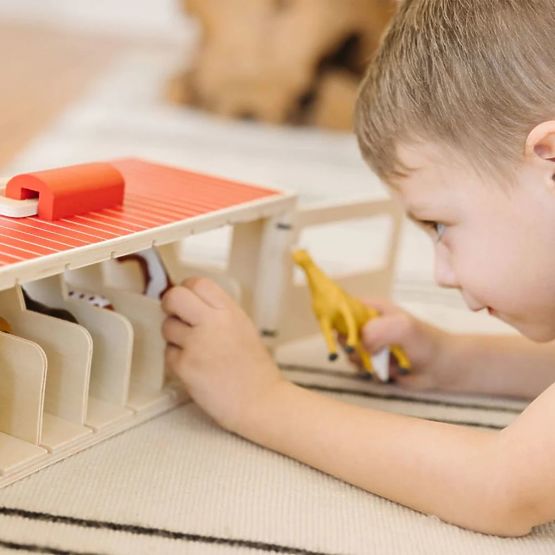 Drevená stajňa pre kone s 8 boxmi