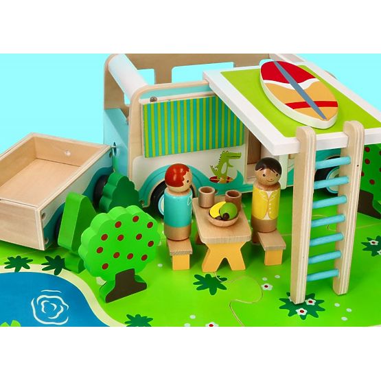 Drevený karavan s prívesom a doplnkami