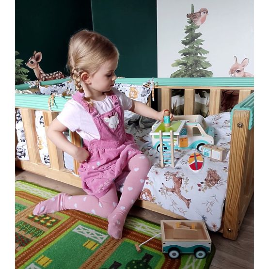 Drevený karavan s prívesom a doplnkami