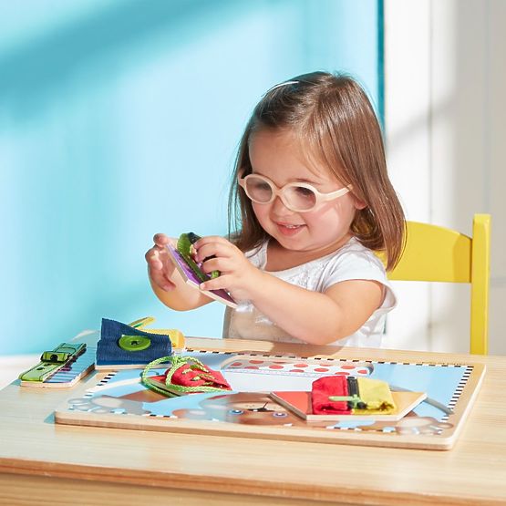 Melissa and Doug - Motorická tabuľa Obleč medvedíka