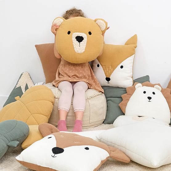 Mušelínový vankúšik Ourbaby Ø 35 cm Medveď - horčicový