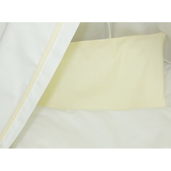 Prútená postieľka s bielo-krémovou sadou obliečok