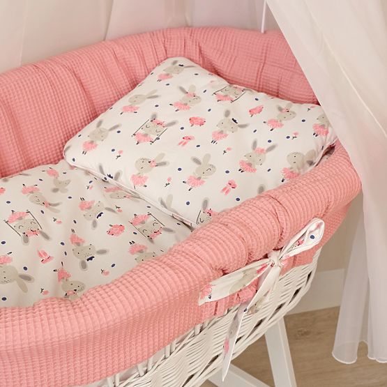 Prútená postieľka s výbavou pre bábätko - Zajačik