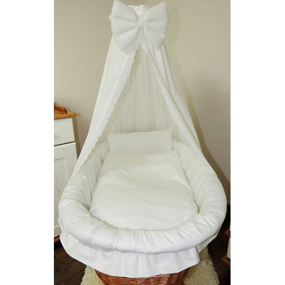 Prútený kôš pre bábätko s čipkovanou sadou obliečok