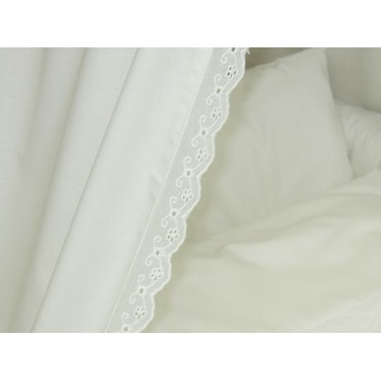 Prútený kôš pre bábätko s čipkovanou sadou obliečok