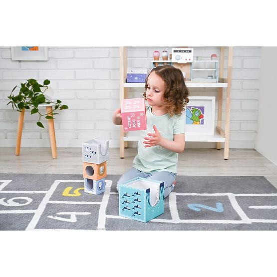 Pyramída z pohárikov arktické zvieratá