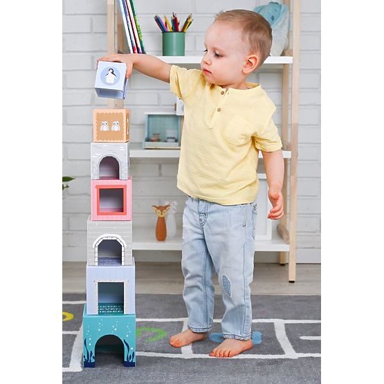 Pyramída z pohárikov arktické zvieratá