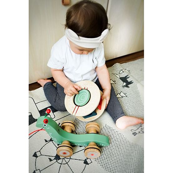 Slimák s triediacou škatuľkou na šnúrke Montessori