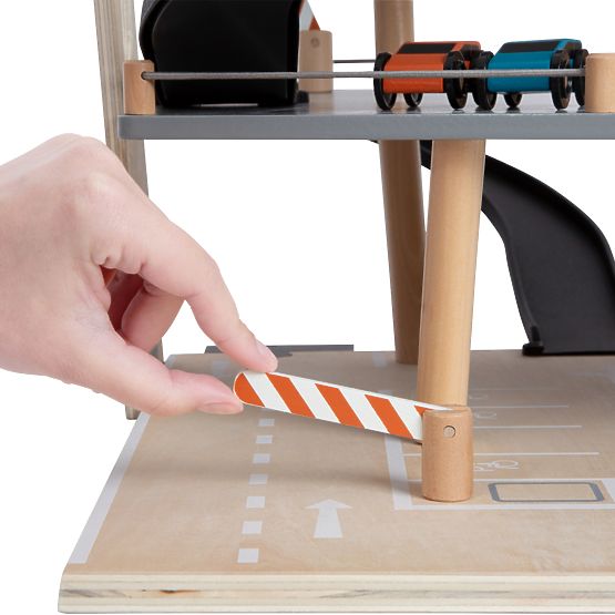 small foot Drevené závodné parkovisko