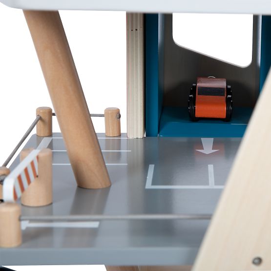 small foot Drevené závodné parkovisko