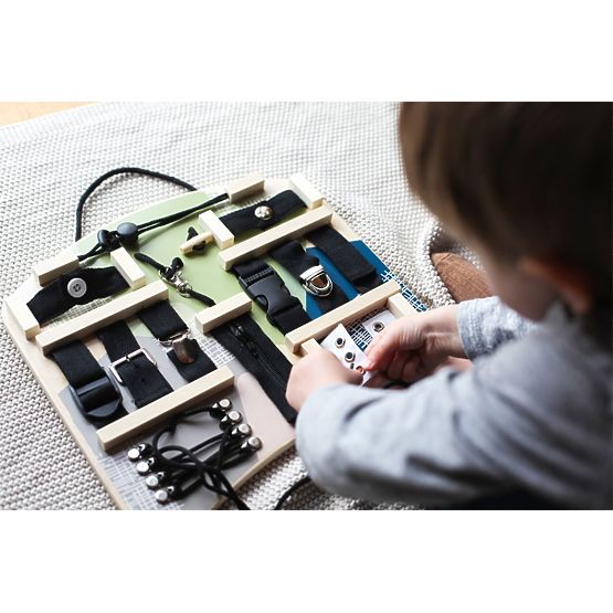 Vzdelávacia tabuľa s prackami, sponami a šnurovaním