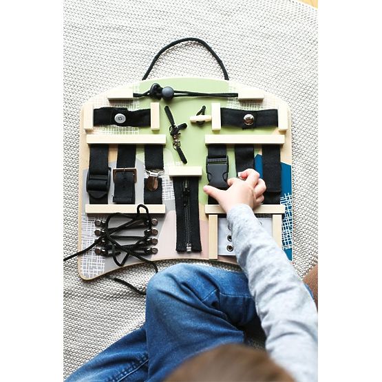 Vzdelávacia tabuľa s prackami, sponami a šnurovaním