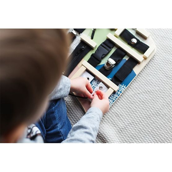 Vzdelávacia tabuľa s prackami, sponami a šnurovaním