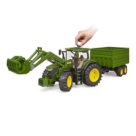 Bruder Traktor John Deere 7R 350 s čelným nakladačom a tandemovým prepravným prívesom, Bruder