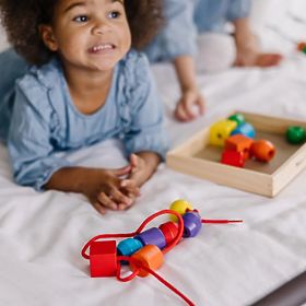 Sada veľkých korálikov na navliekanie, Melissa & Doug